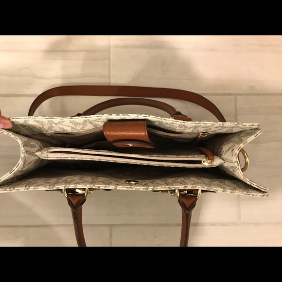 Brand New Michael Kors Purse - Picture 5 of 5